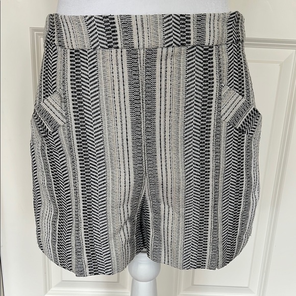 BCBG Black and White Patterned Women's Dressy Shorts Pocket Zip - Picture 1 of 9